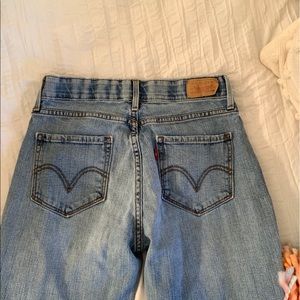 Low Rise Slim Straight Levis